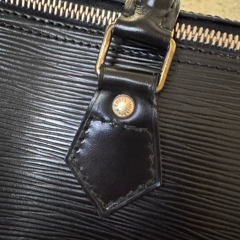 Louis Vuitton Speedy 35 in classic Black Epi leather. - Picture 3 of 11
